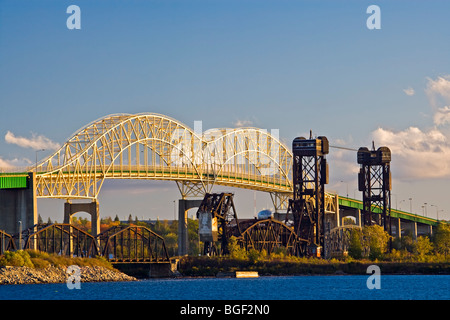 Ponte internazionale attraverso la St Mary's River visto dal Soo serrature, Sault Ste Marie bloccare National Historic Site nella città Foto Stock