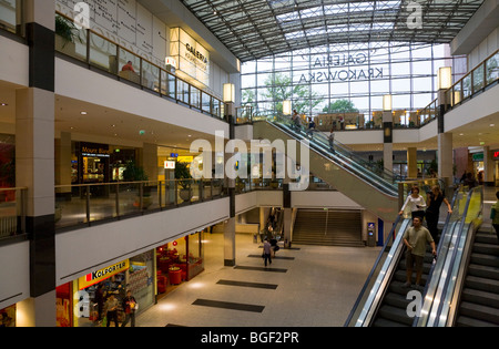 Vista dentro la Galeria Krakowska: il più grande centro commerciale per lo shopping a Cracovia centro città. Cracovia in Polonia. Foto Stock