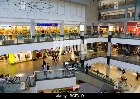 Vista dentro la Galeria Krakowska: il più grande centro commerciale per lo shopping a Cracovia centro città. Cracovia in Polonia. Foto Stock