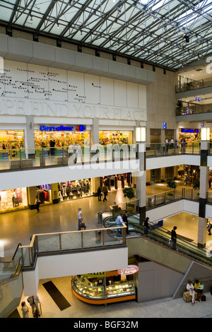 Vista dentro la Galeria Krakowska: il più grande centro commerciale per lo shopping a Cracovia centro città. Cracovia in Polonia. Foto Stock