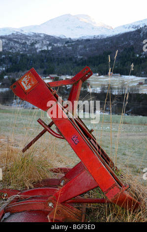 Un aratro di neve in una fattoria in Norvegia pronto per essere attaccato a un trattore se necessario. Foto Stock
