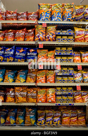 Potato Chips sul display in un negozio di alimentari. Foto Stock