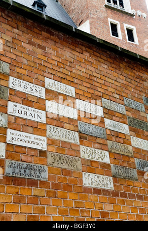 Ristrutturazione di Wawel Hill è stato dalla pubblica sottoscrizione. I nomi dei donatori sono incise sulla parete di mattoni vicino al castello di porta nord. Foto Stock