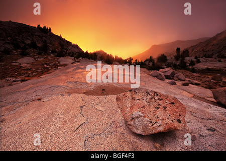 Tramonto e glaciale Erractic nel bacino di evoluzione in John Muir Wilderness del Kings Canyon National Park, Sierra Nevada, in California Foto Stock