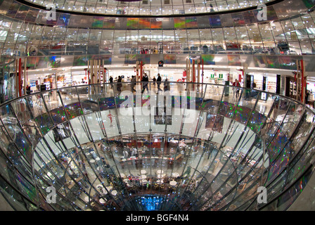 Vista interna del vetro spettacolare atrio murato di Gallerie Lafayette sulla Friedrichstrasse in Mitte Berlino Germania Foto Stock