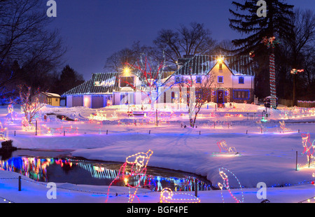 Le luci di Natale a casa con la neve di notte, Philadelphia, Stati Uniti d'America Foto Stock