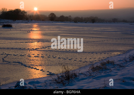 Scena invernale, Iskar fiume congelato, Bulgaria, Balcani Foto Stock