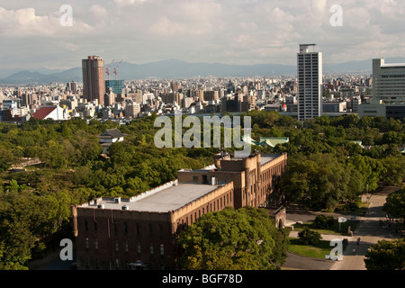 Vista panoramica di Osaka dal castello di Osaka. Osaka, Giappone. Foto Stock