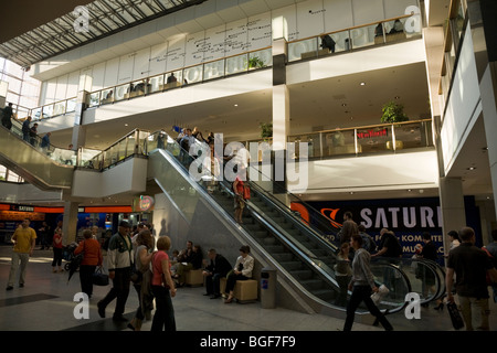 Escalator - e visualizzazione - all'interno della Galeria Krakowska: il più grande centro commerciale per lo shopping a Cracovia centro città. Cracovia in Polonia. Foto Stock