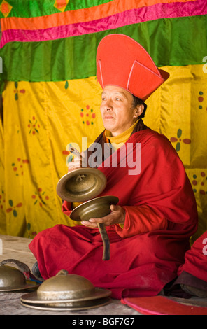 Monaco musicista suona al Tsechu, o Festival, Ura, Bumthang Valley, Bhutan Foto Stock