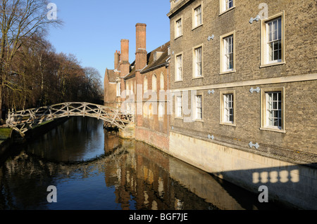 Inghilterra; Cambridge; il ponte di matematica al Queens College in inverno Foto Stock