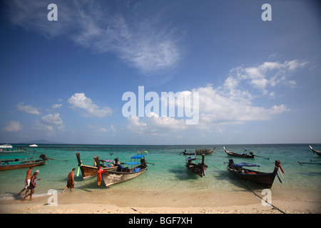 Coda lunga imbarcazioni al bambù, Isola di Phi Phi Islands, Thailandia Foto Stock