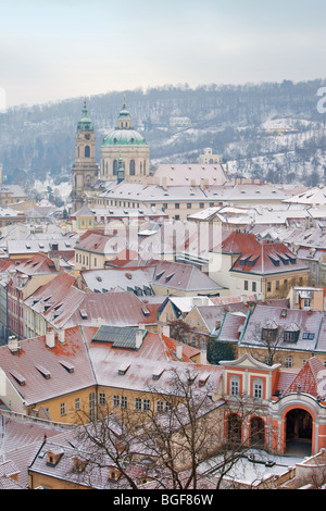 Praga - vista invernale di lesser con neve Foto Stock