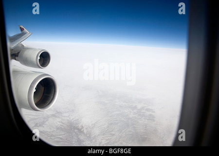 Thai aereo volando sul terreno nevoso (Afghanistan) Foto Stock