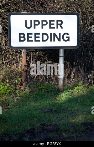 Un confine di cantare la marcatura l ingresso del Sussex Village di Beeding superiore Foto Stock