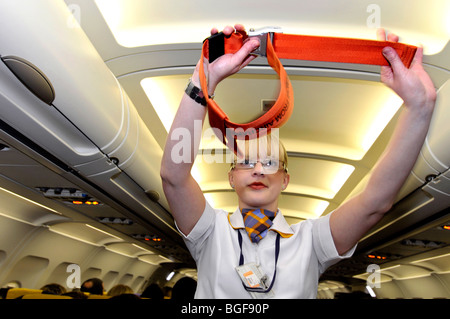 Retro del poggiatesta del sedile su aereo con emergenza istruzioni di  sicurezza Foto stock - Alamy