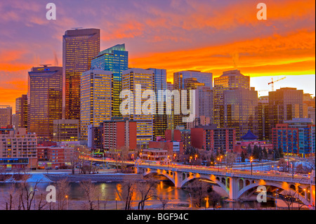 Calgary skyline di edifici ad alta, la Calgary Tower e il centro strada ponte che attraversa il Fiume Bow al tramonto dopo l Foto Stock