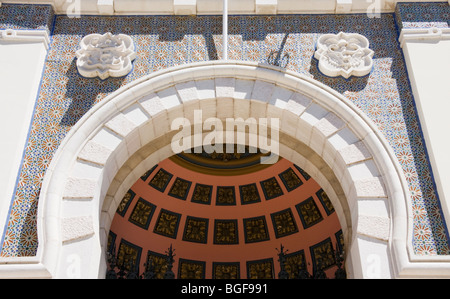 Ingresso al Banco de Portugal, Praca Dom Francisco Gomes, Faro, Portogallo, Estate 2009 Foto Stock