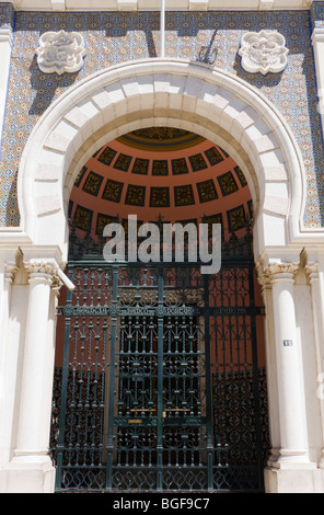 Ingresso al Banco de Portugal, Praca Dom Francisco Gomes, Faro, Portogallo, Estate 2009 Foto Stock