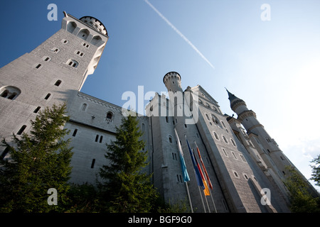Basso angolo vista del Castello di Neuschwanstein in Baviera, Germania Foto Stock