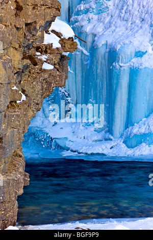 Formazioni di ghiaccio in corrispondenza della base della parte superiore scende lungo il Johnston Creek durante l'inverno, Johnston Canyon, il Parco Nazionale di Banff, Cana Foto Stock