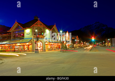 Guardando a Nord dall'angolo di Banff Avenue e Caribou Street verso la Cascade Mountain (2998 metri/9808 piedi) a notte, Città Foto Stock