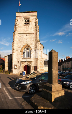 St Michaels Chiesa e croce di mercato, luogo di mercato, Malton, Ryedale, North Yorkshire Foto Stock
