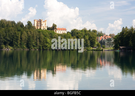 Schloss Hohenschuangau. Il Castello di Hohenschwangau o Schloss Hohenschuangau è un palazzo del XIX secolo in Germania meridionale Foto Stock