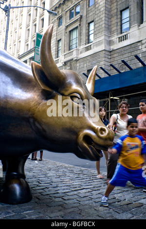 Il toro a Wall Street, rappresentazione di aumentare i prezzi di mercato Foto Stock