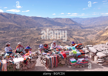 Vendita di souvenir al Canyon del Colca, Perù, Sud America Foto Stock