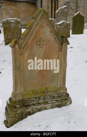 Le lapidi a seguito di una caduta di neve in Ancaster, Lincolnshire, Inghilterra. Foto Stock