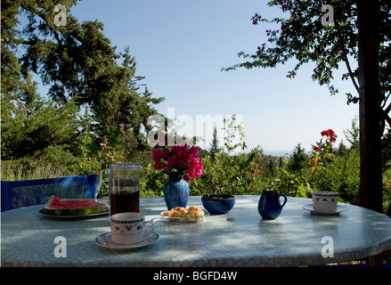 La tabella prevista per la prima colazione a villa per le vacanze a Creta. Foto Stock