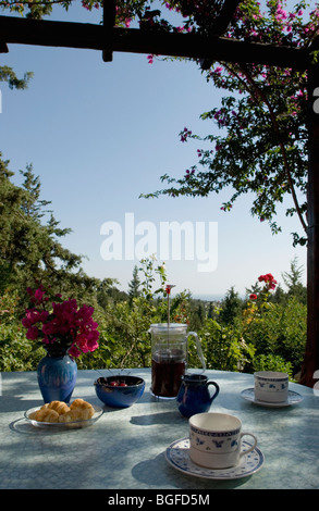 La tabella prevista per la prima colazione a villa per le vacanze a Creta. Foto Stock