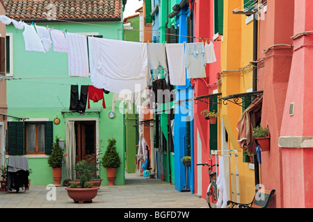 Case con facciate colorate, Burano, Venezia, Veneto, Italia Foto Stock