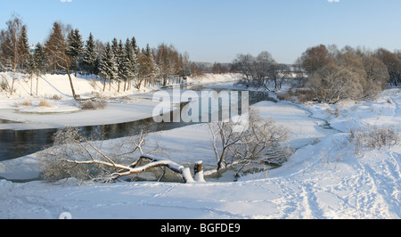 Vista del fiume di Mosca vicino Mozhaisk in inverno (Russia) Foto Stock