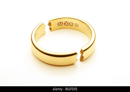 Oro rotto l'anello nuziale che simboleggiano il matrimonio si rompono Foto Stock