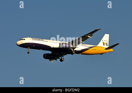 La Monarch Airlines Airbus A321 G-OZBR avvicinando l'Aeroporto Internazionale di Birmingham, Regno Unito Foto Stock