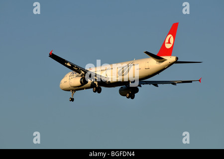 La Turkish Airlines Airbus A321 TC-OCR avvicinando l'Aeroporto Internazionale di Birmingham, Regno Unito Foto Stock