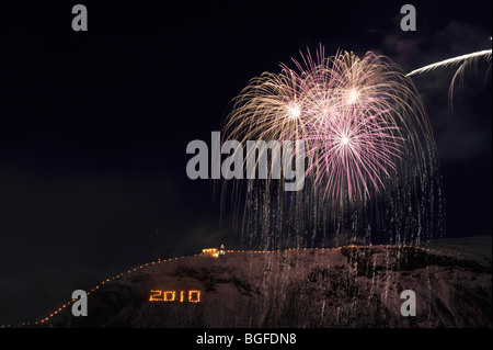 Fuochi d'artificio da una montagna che si affaccia sulla città Tromso in Norvegia settentrionale per la vigilia di capodanno Foto Stock