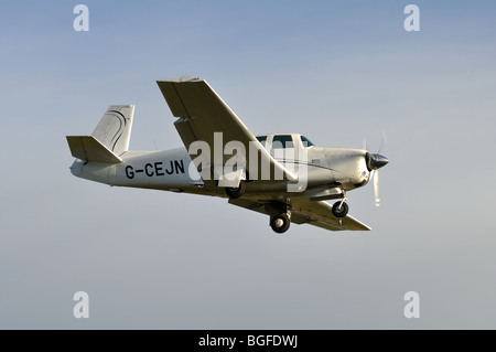 Viscosità Mooney M20F gli aeromobili in avvicinamento Wellesbourne Airfield, Warwickshire, Regno Unito Foto Stock