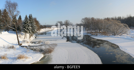 Vista del fiume di Mosca vicino Mozhaisk in inverno (Russia) Foto Stock