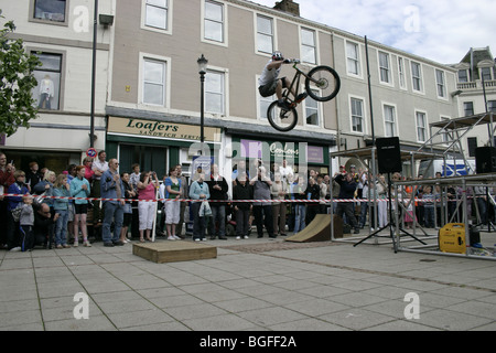 Il pilota scozzese Danny MacAskill tira acrobazie davanti a una folla, Dumfries, Dumfries&Galloway, Scozia Foto Stock