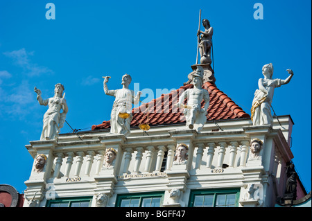 Facciate e le facciate delle case mercantili alla storica città vecchia di Danzica, Polonia | Giebel von historischen Häusern Danzig Foto Stock