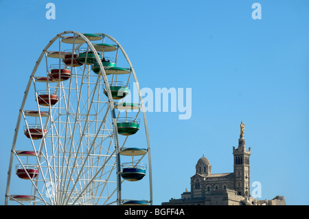 Ruota panoramica o ruota di osservazione e Notre-Dame o Notre Dame de la Garde Chiesa, Marsiglia o Marsiglia, Provenza, Francia Foto Stock