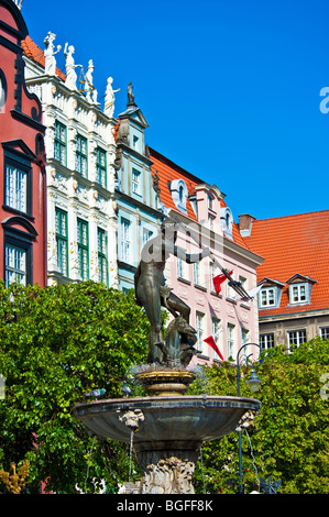 Fontana di Nettuno, facciate e le facciate delle case mercantili alla storica città vecchia di Danzica, Polonia | Neptun Brunnen, Danzica, Polen Foto Stock