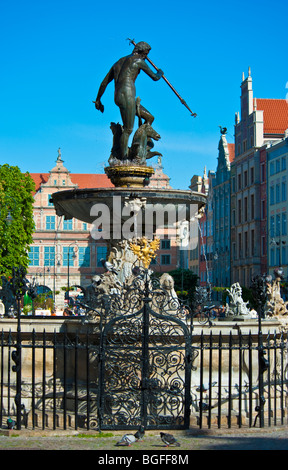 Fontana di Nettuno, facciate e le facciate delle case mercantili alla storica città vecchia di Danzica, Polonia | Neptun Brunnen, Danzica, Polen Foto Stock