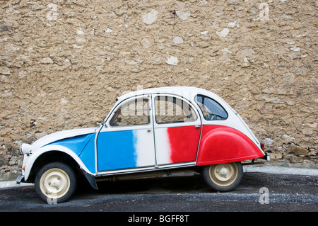 Una Citroen 2CV (deux chevaux) verniciato nei colori della bandiera francese, il tricolore Foto Stock