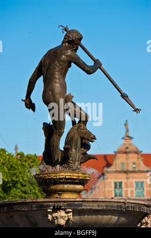 Fontana di Nettuno, facciate e le facciate delle case mercantili alla storica città vecchia di Danzica, Polonia | Neptun Brunnen, Danzica, Polen Foto Stock