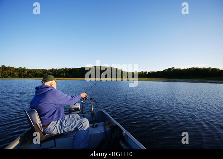 Senior anziani condito guida di pesca casting combattimenti combattendo il pesce luccio del nord Foto Stock