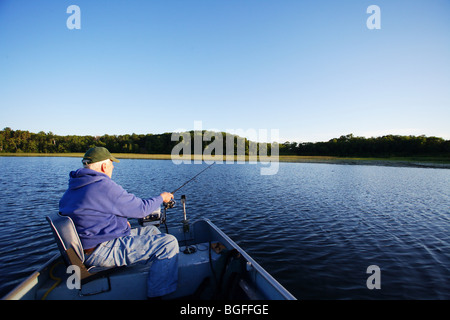 Senior anziani condito guida di pesca casting combattimenti combattendo il pesce luccio del nord Foto Stock